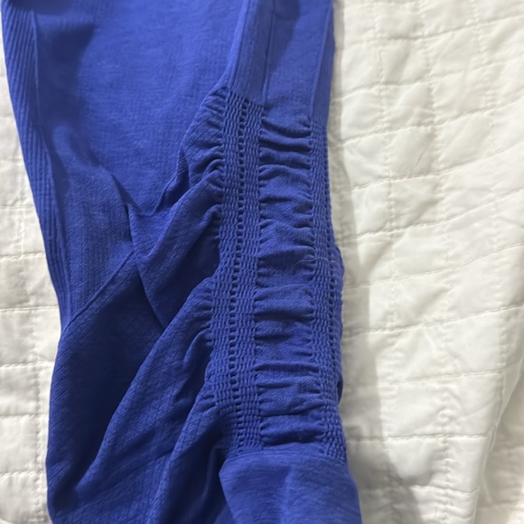 Lululemon running crops size 6. Smoke free and pet friendly home - Picture 2 of 3